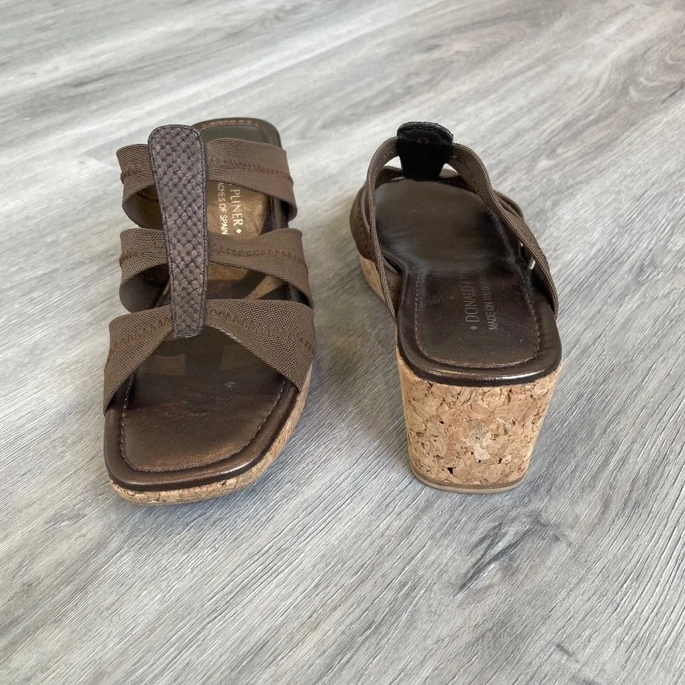 DONALD J. PLINER Clare Reptile Snakeskin Wedges